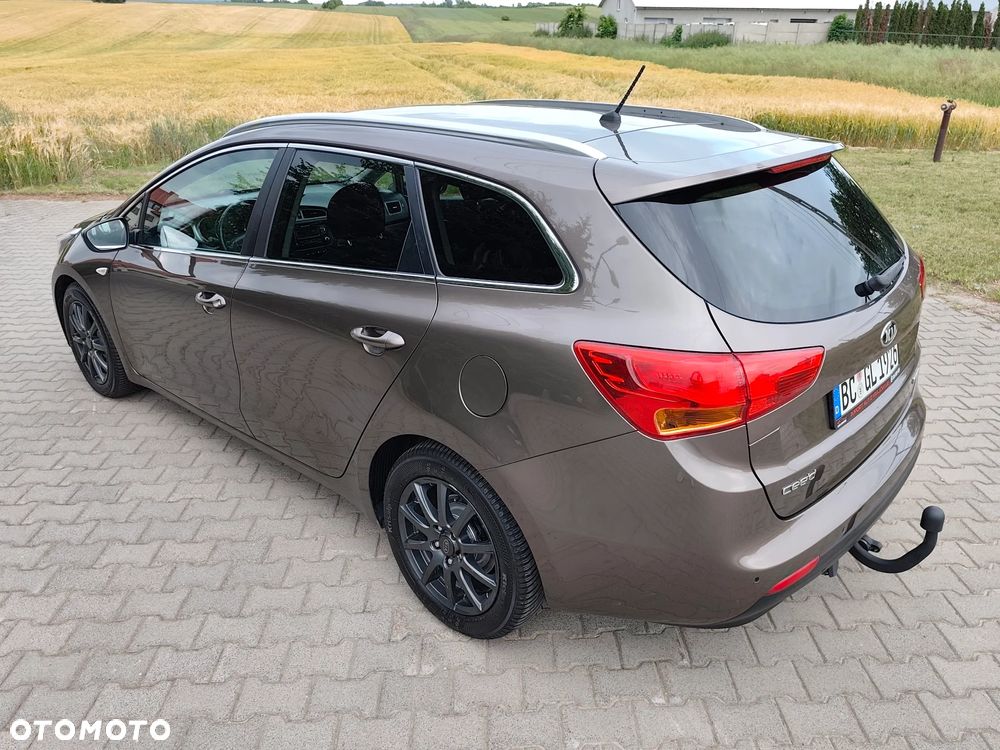 Kia Ceed 1.6 CRDi 128 Fifa World Cup Edition - 36