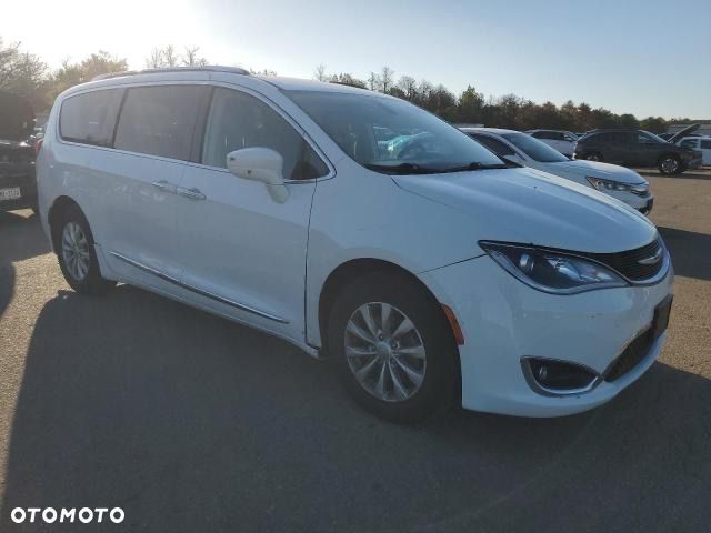 Chrysler Pacifica - 2