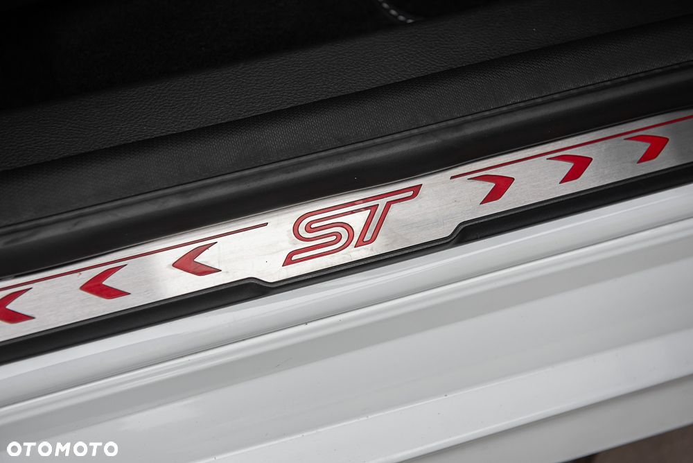 Ford Focus 2.0 EcoBoost ST - 34