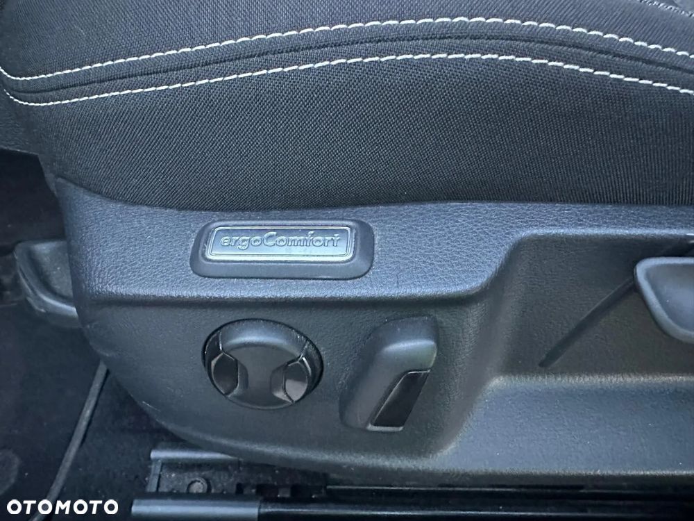 Volkswagen Passat Variant 2.0 TDI SCR DSG R-Line - 17