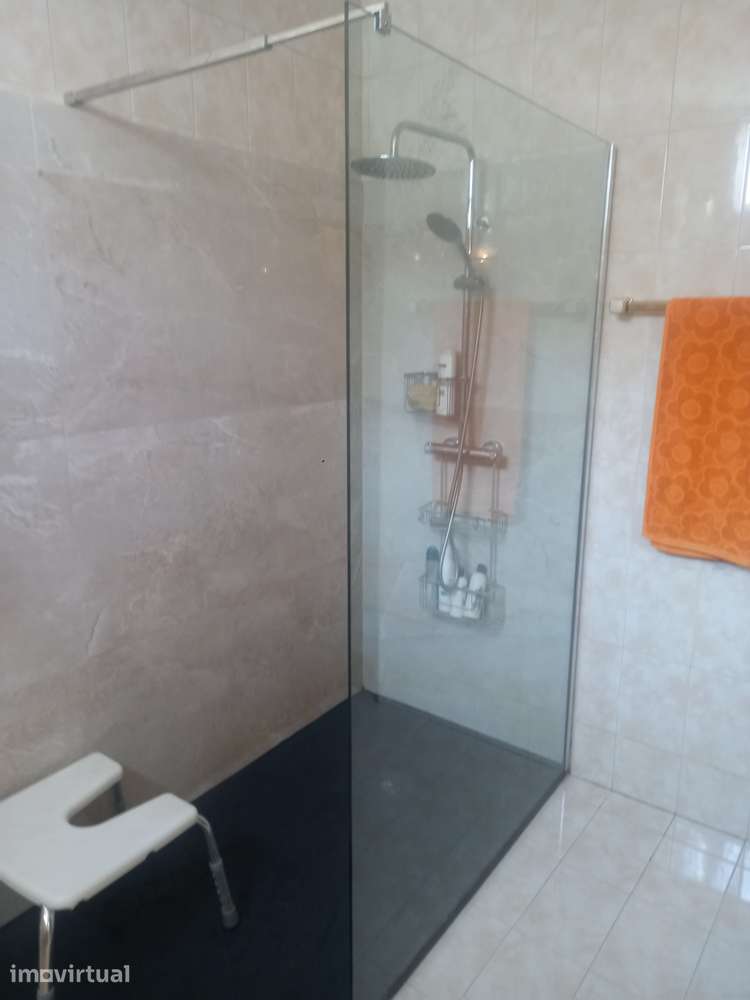 Prédio de três Andares um andar por piso + Garagem - Grande imagem: 5/18