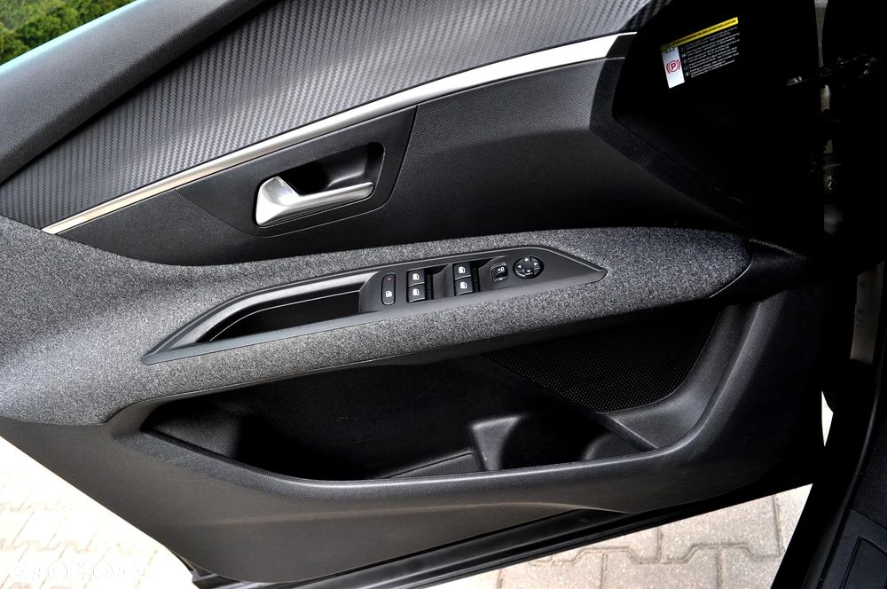 Peugeot 3008 1.2 PureTech Allure S&S - 13