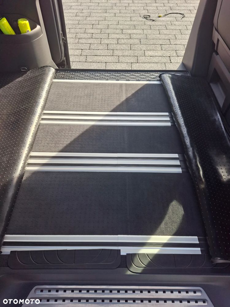 Volkswagen Multivan - 17