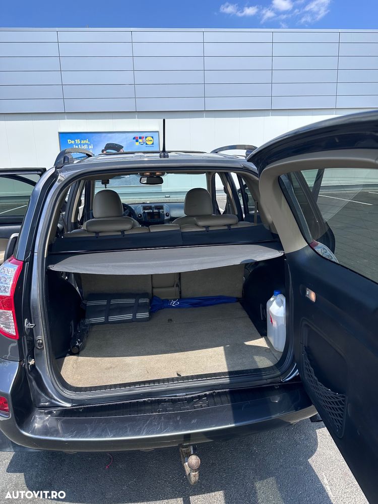 Toyota RAV4 2.2L D-CAT A/T Luxury - 13