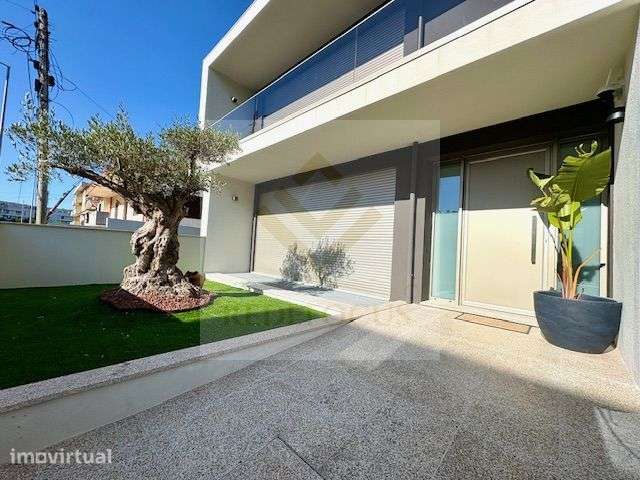 Moradia T4 de Luxo com Piscina e Jardim em Esmoriz