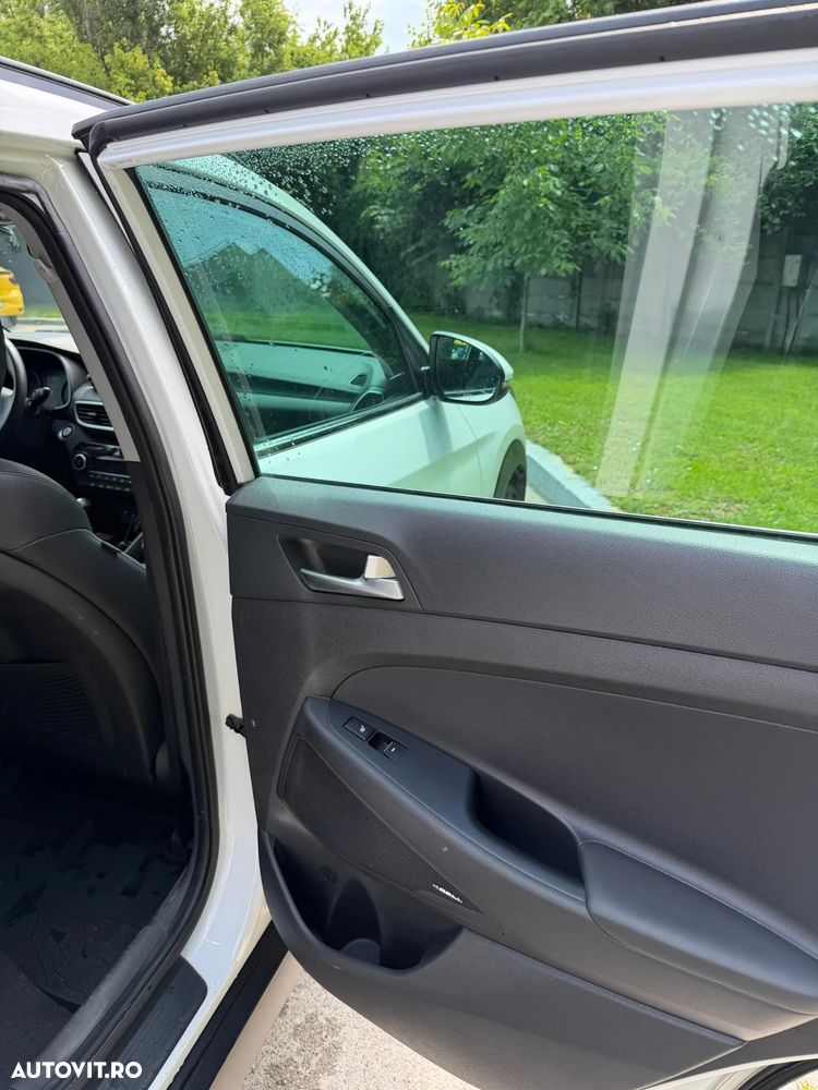 Hyundai Tucson 2.0 CRDI 4WD 8AT Luxury - 28