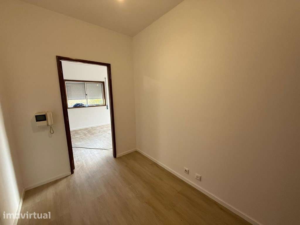 T2 Renovado com Lugar de Garagem | Baguim do Monte - Grande imagem: 5/13