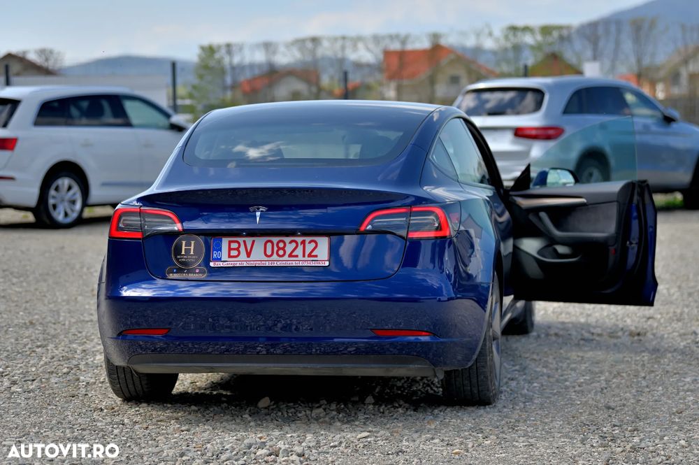 Tesla Model 3 - 3