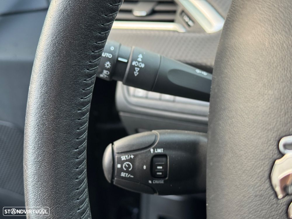 Peugeot 208 1.2 PureTech Signature - 11