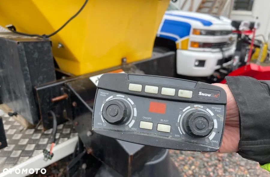 Piaskarka Solarka Posypywarka Epoke Schmidt Nido SnoWay Snowex Hilltip multicar dostawczy pickup Pick-Up bus - 4