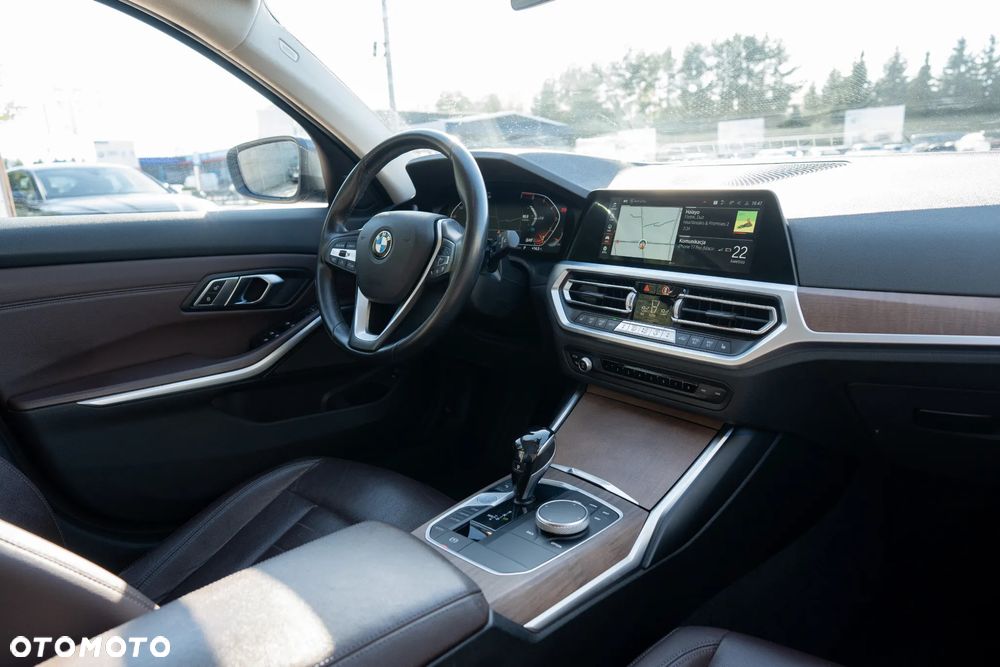 BMW Seria 3 330i Sport Line - 26