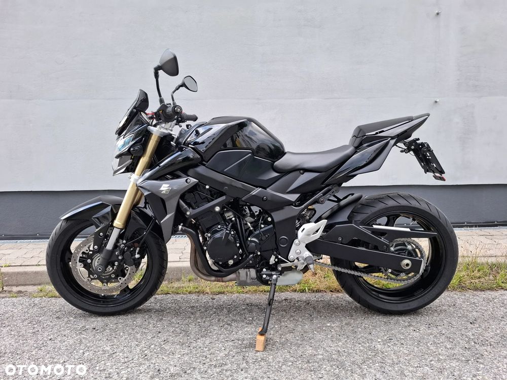Suzuki GSR - 4