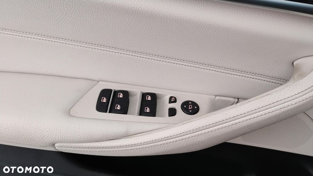 BMW Seria 5 520i Luxury Line - 12