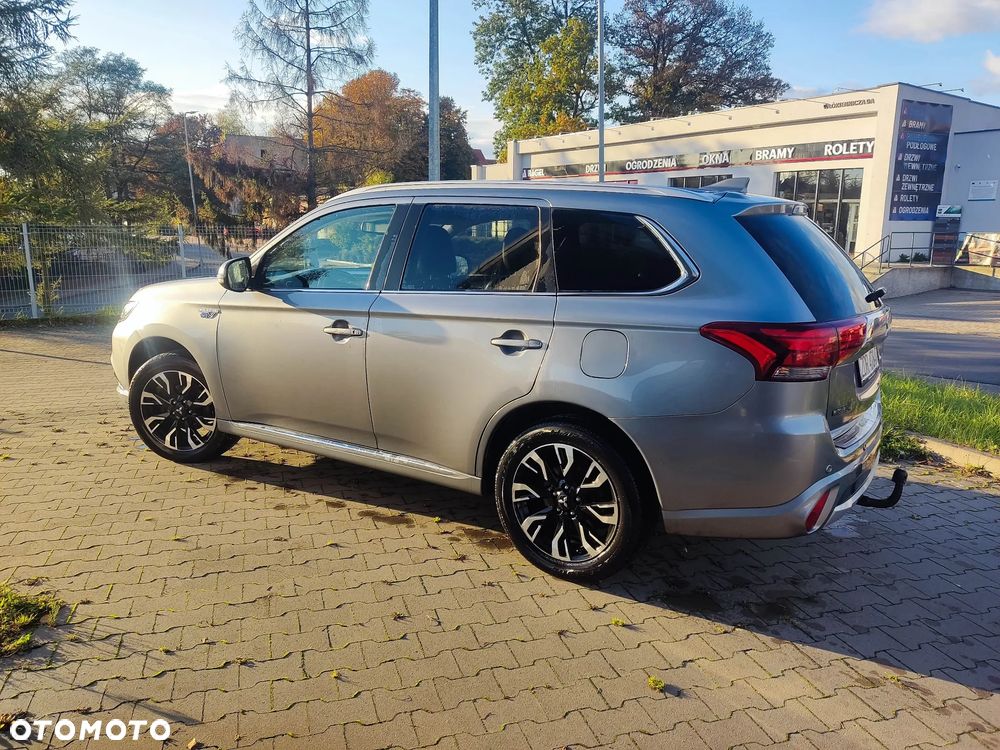 Mitsubishi Outlander Instyle NAVI + - 25