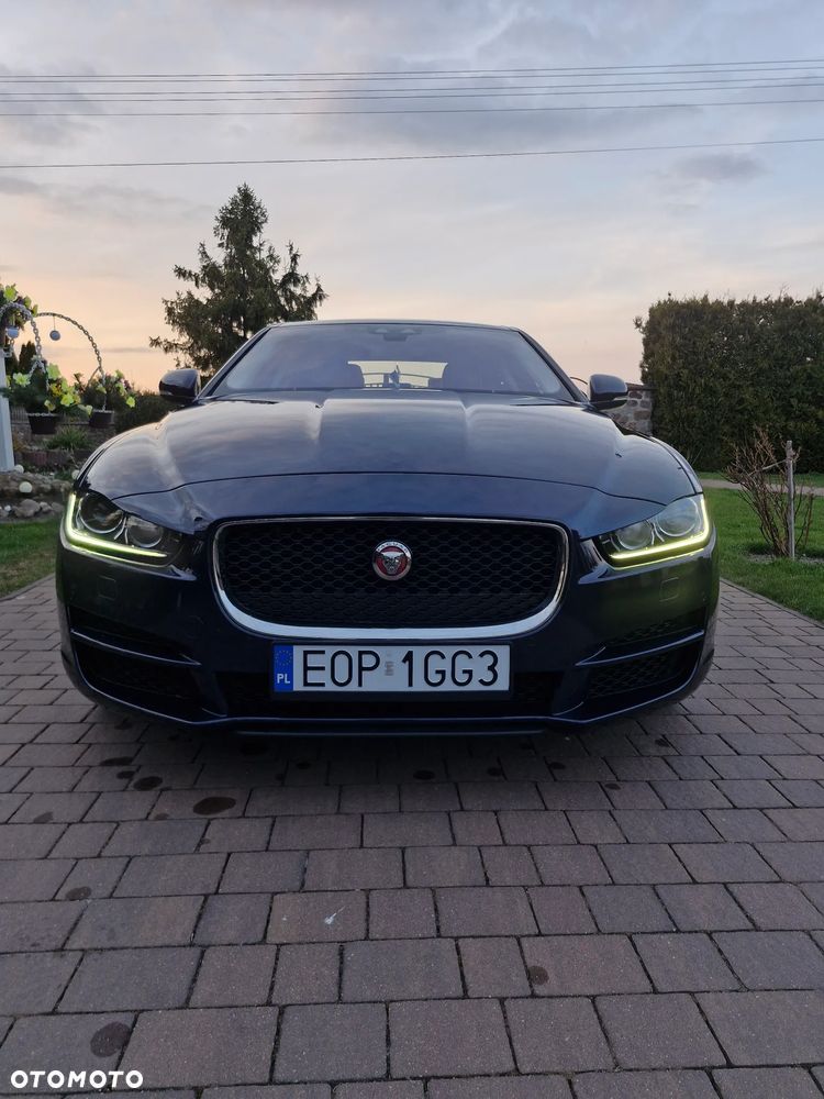 Jaguar XE 2.0 T Prestige - 4