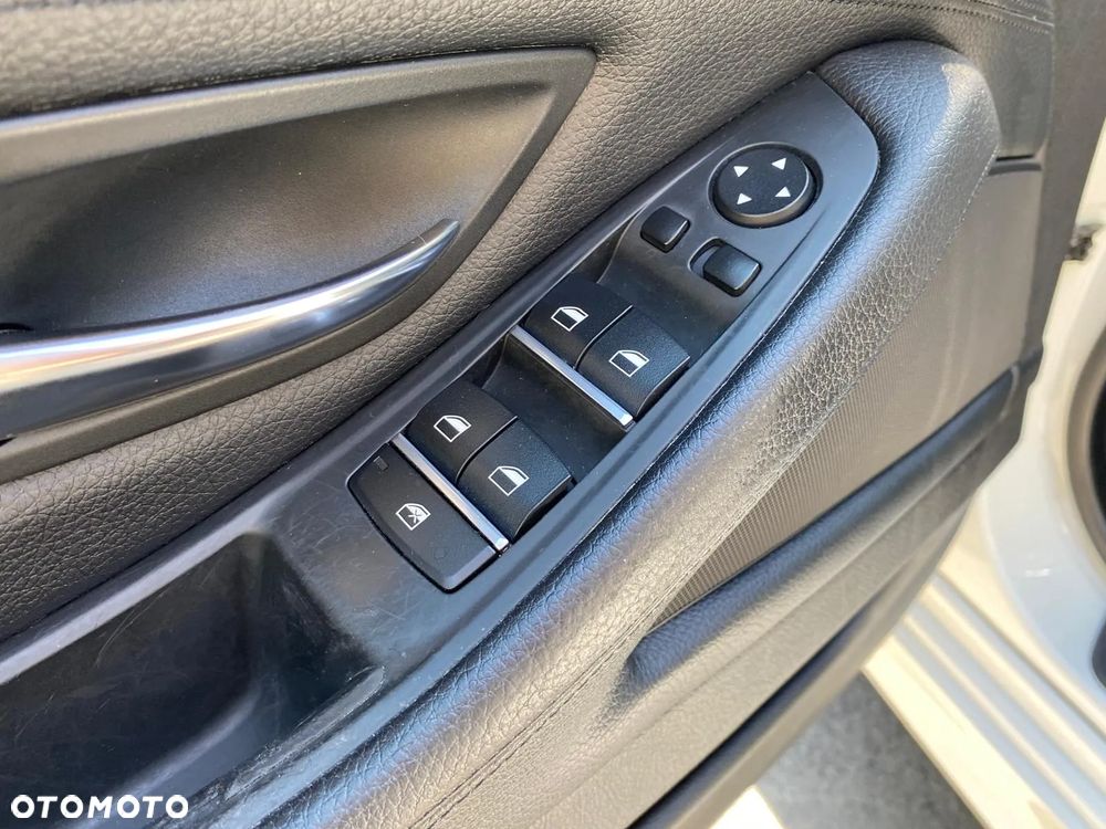 BMW Seria 5 528i xDrive - 11