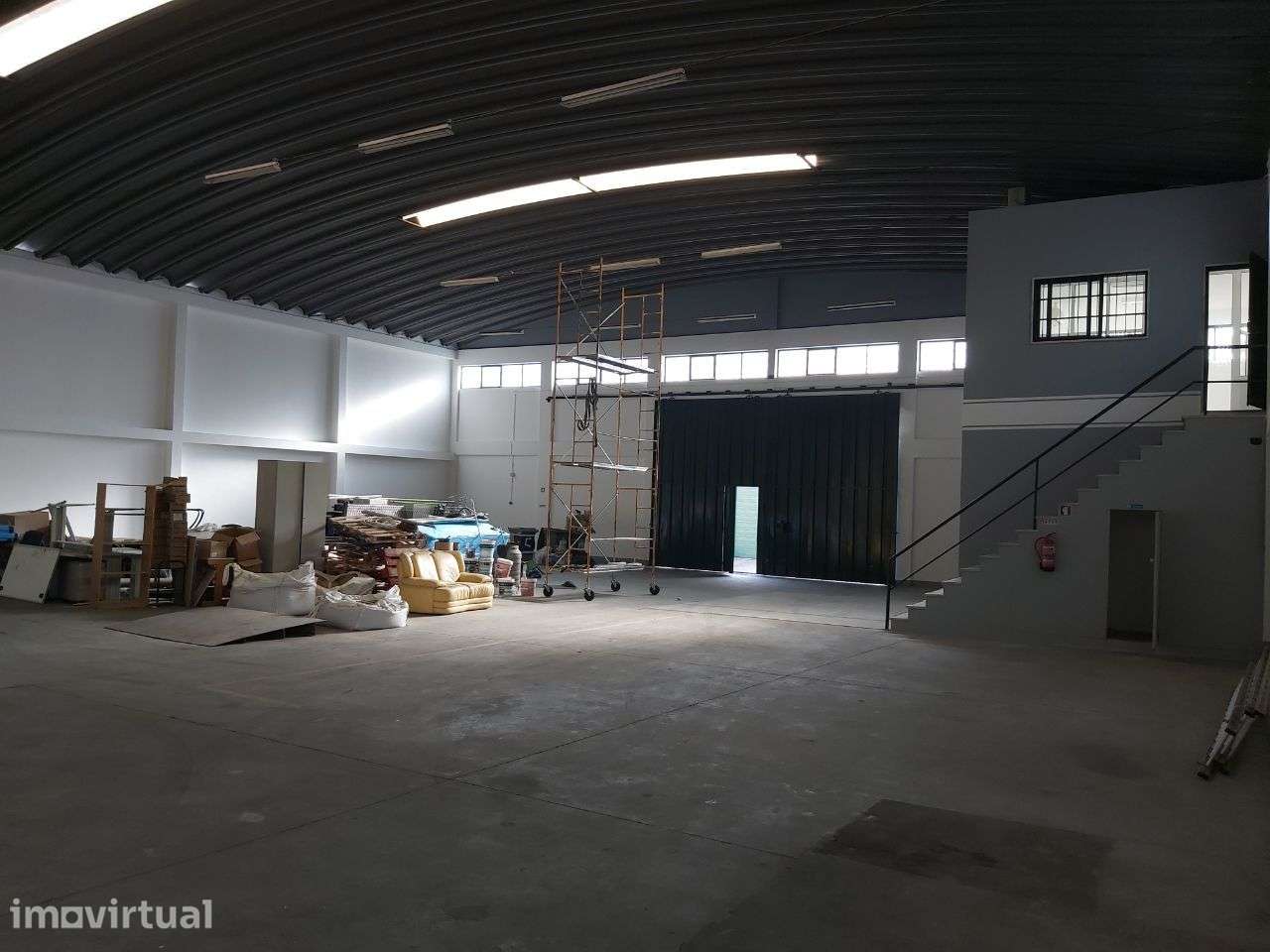Armazém amplo em zona Industrial bons acessos - Grande imagem: 5/13
