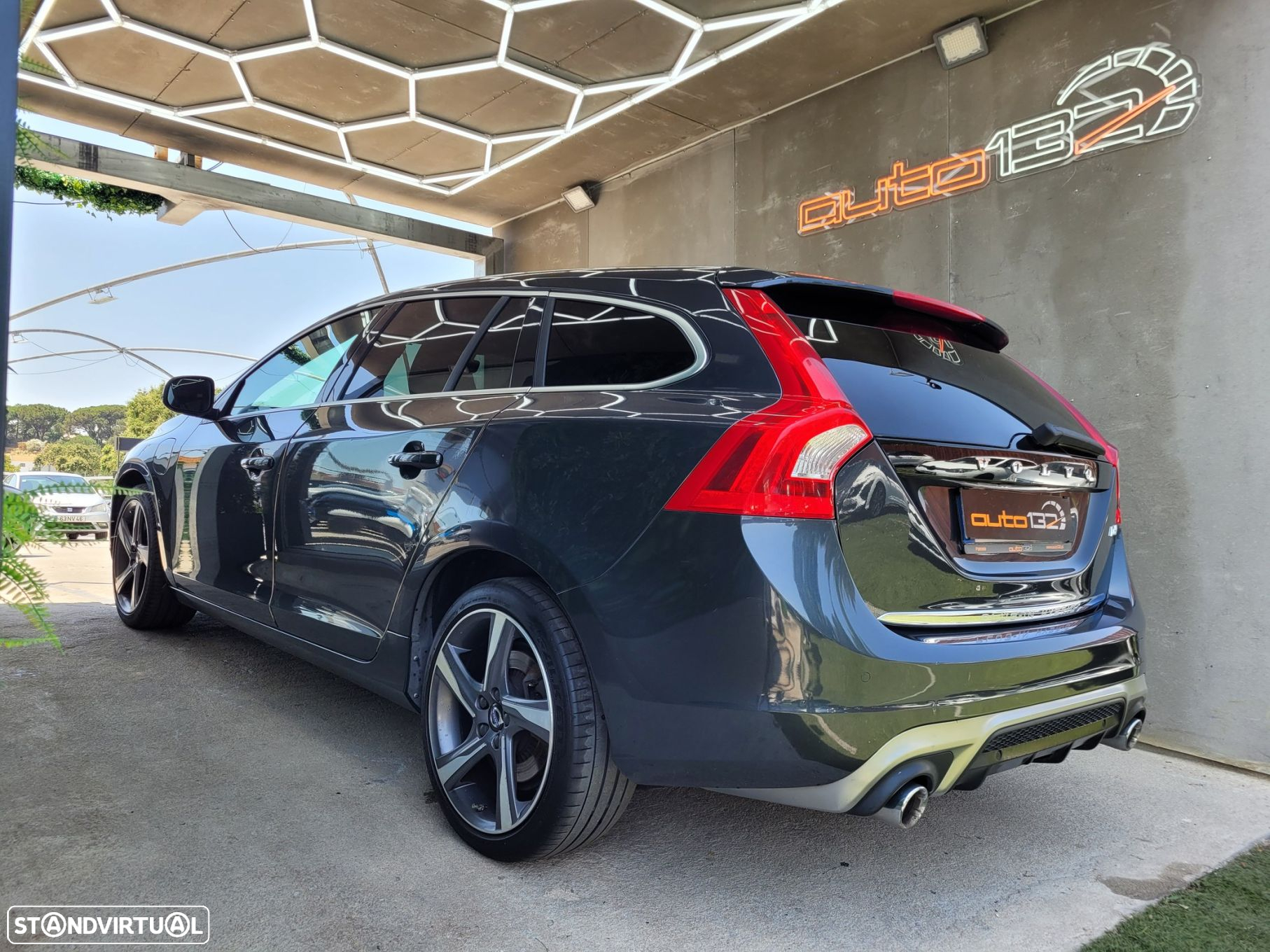 Volvo V60 2.4 D6 R-Design AWD Phev - 4