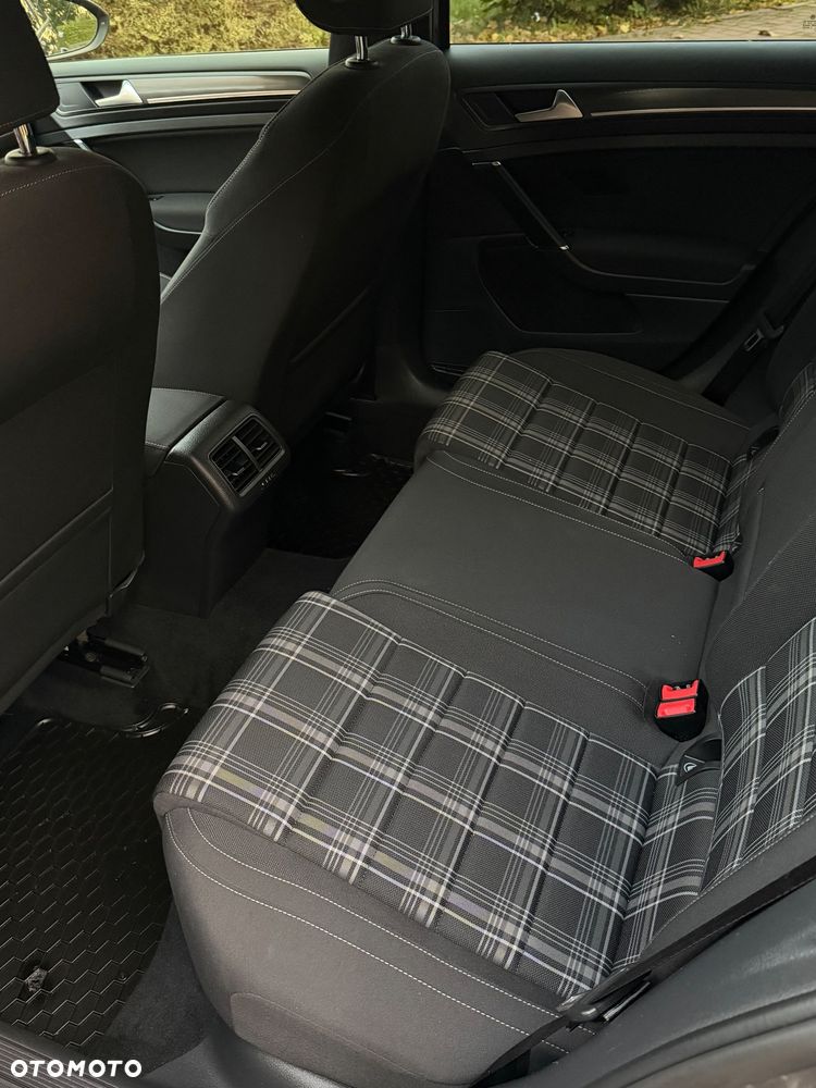 Volkswagen Golf - 28