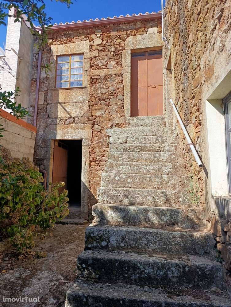 Casa de Pedra com Terreno Centro de Escarigo - Fundão - Grande imagem: 2/58