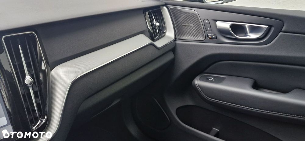 Volvo XC 60 B5 AWD Plus Dark - 11