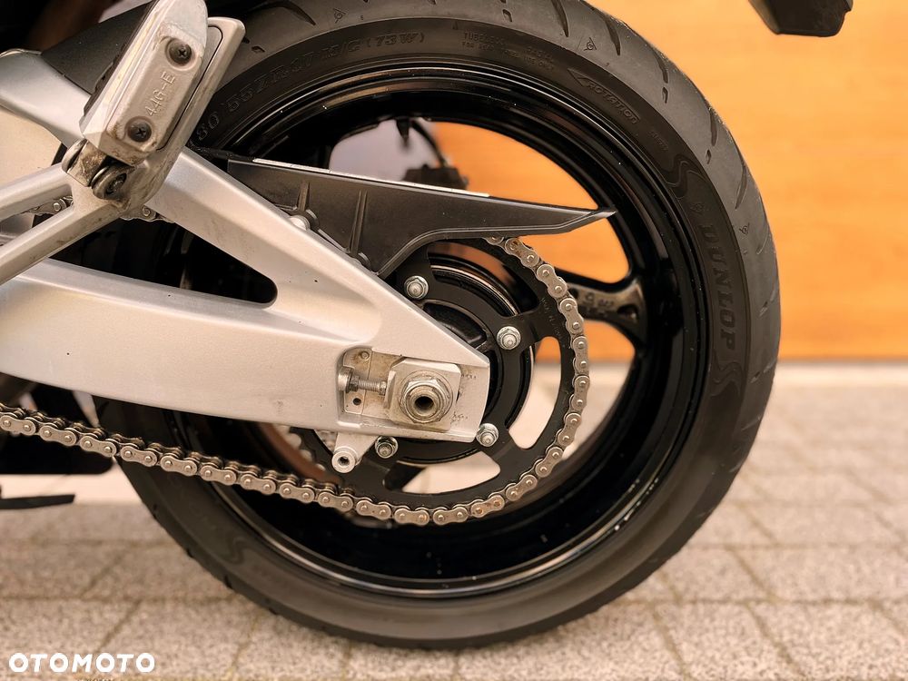 Suzuki GSR - 13