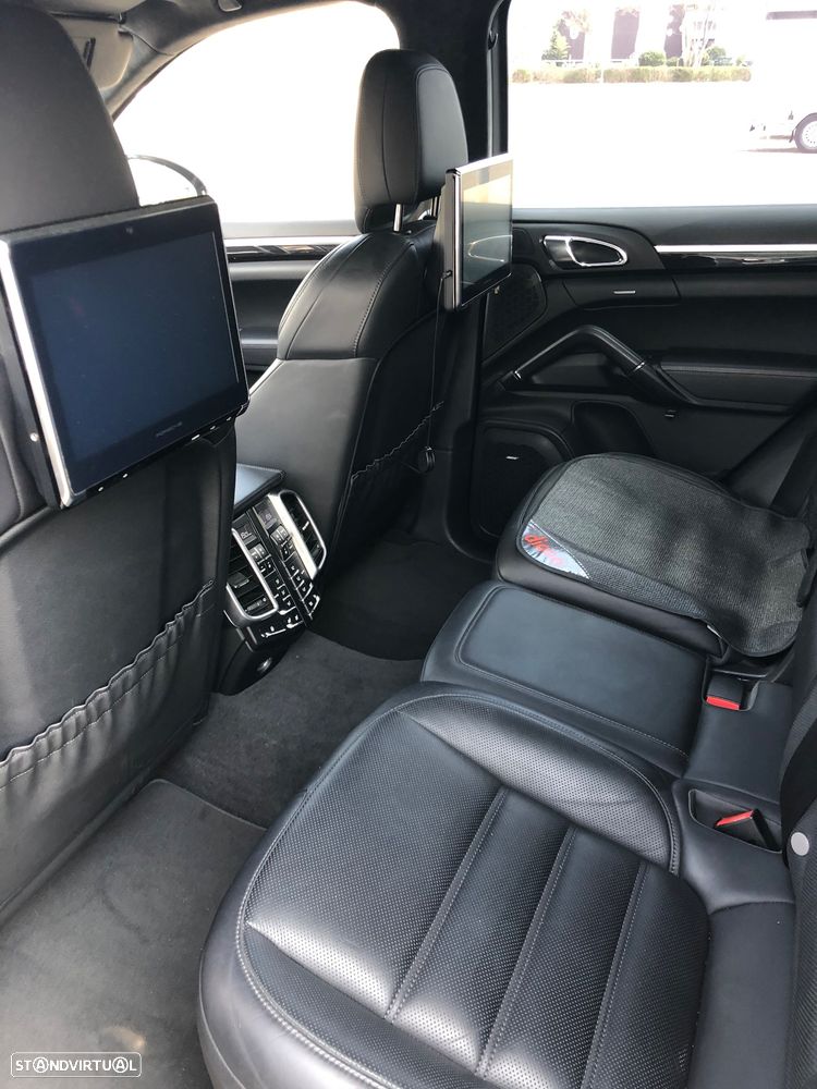 Porsche Cayenne Turbo S - 18