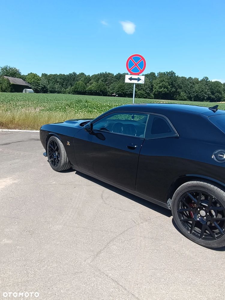 Dodge Challenger - 11
