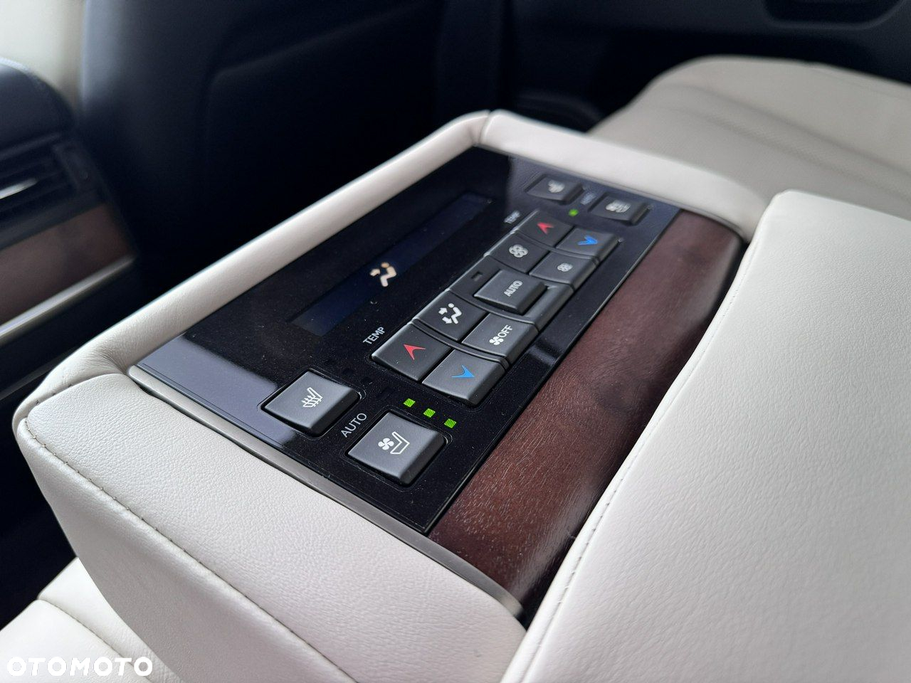 Lexus LX 570 Omotenashi - 30
