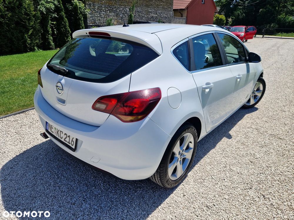 Opel Astra 1.6 Turbo - 29