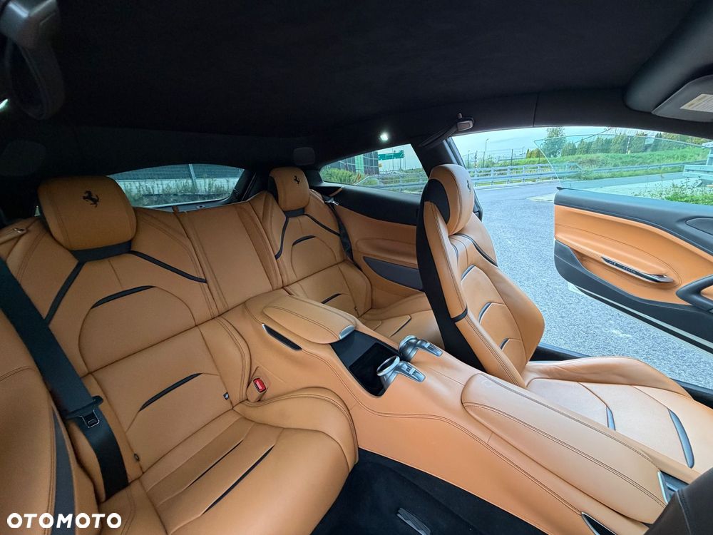 Ferrari GTC4Lusso - 31