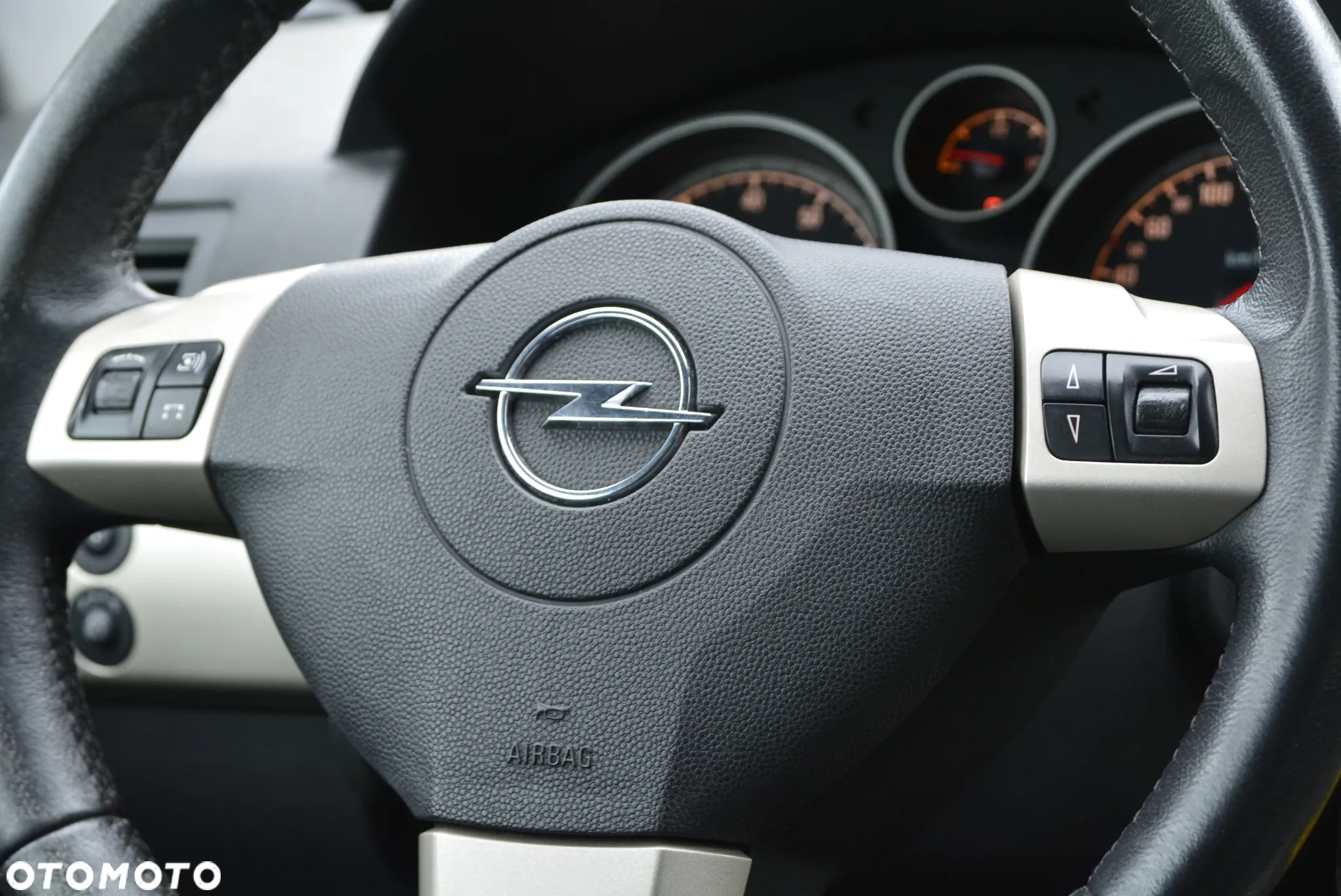 Opel Astra GTC 1.6 NAVI - 25
