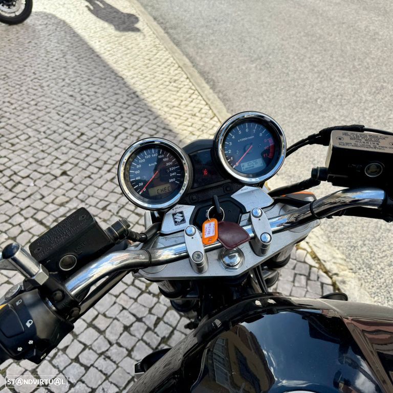 Suzuki GSX 1400 - 18