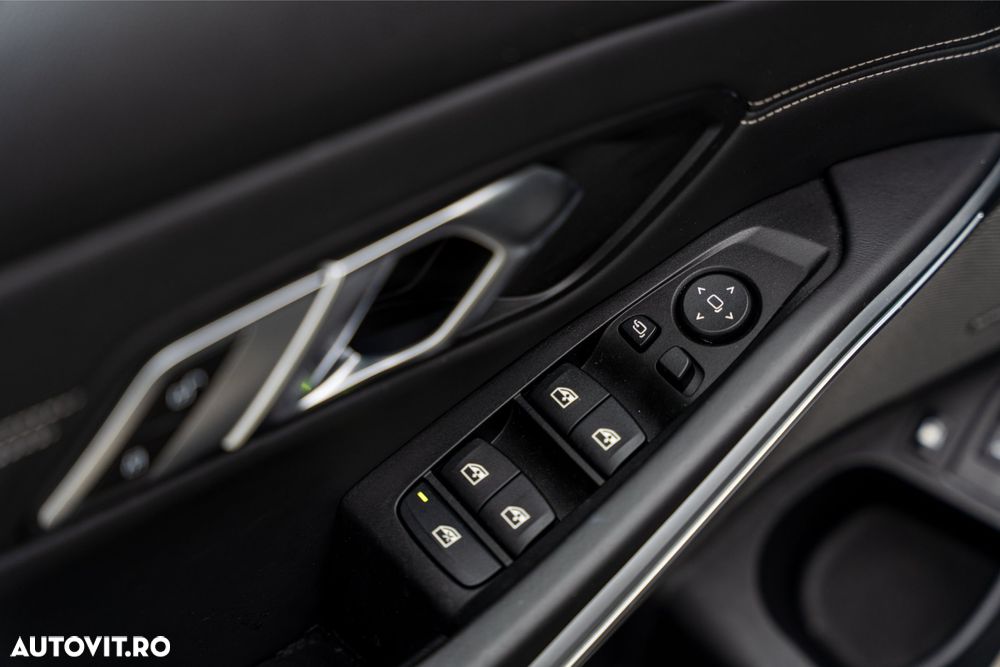 BMW Seria 3 330e Aut. M Sport - 38