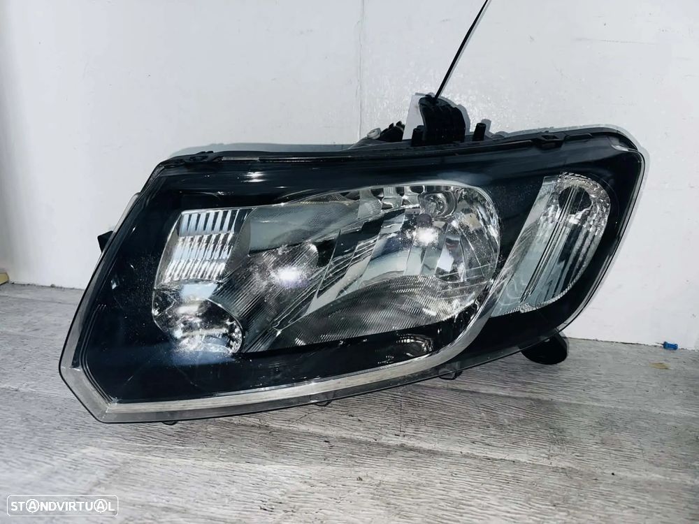 Farol Esquerdo Dacia Sandero - 12/17 - 2