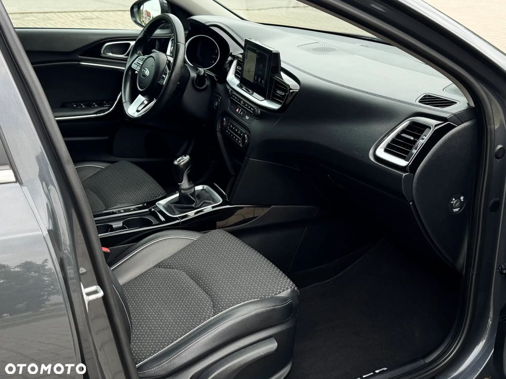 Kia Ceed - 11