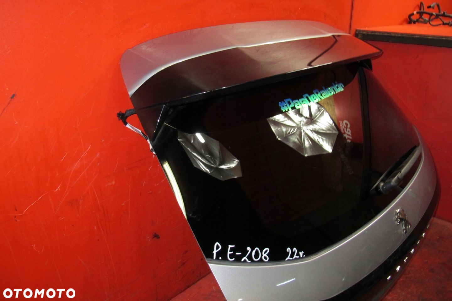 PEUGEOT e208 208 II 2 19- SZYBA KLAPA BAGAŻNIKA TYŁ TYLNA KCAC 22r - 2