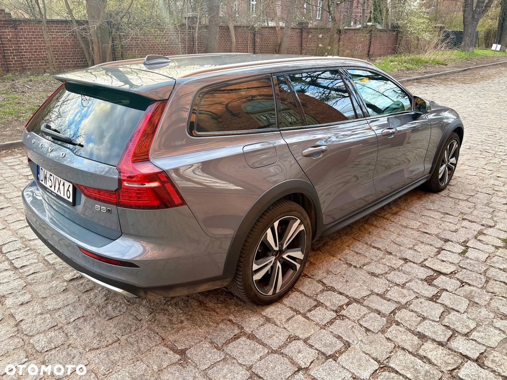 Volvo V60 B5 B AWD Plus Dark - 4