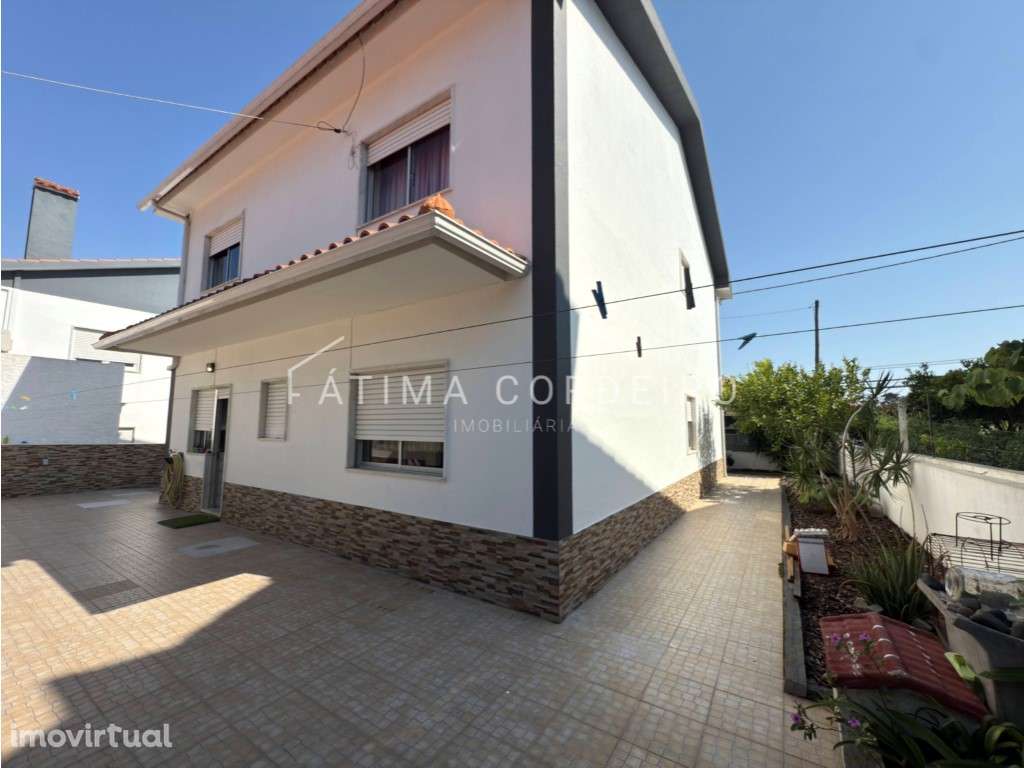 Moradia Isolada T5 em Lote de 375m² Excelente Estado - Sobreda - Grande imagem: 4/32