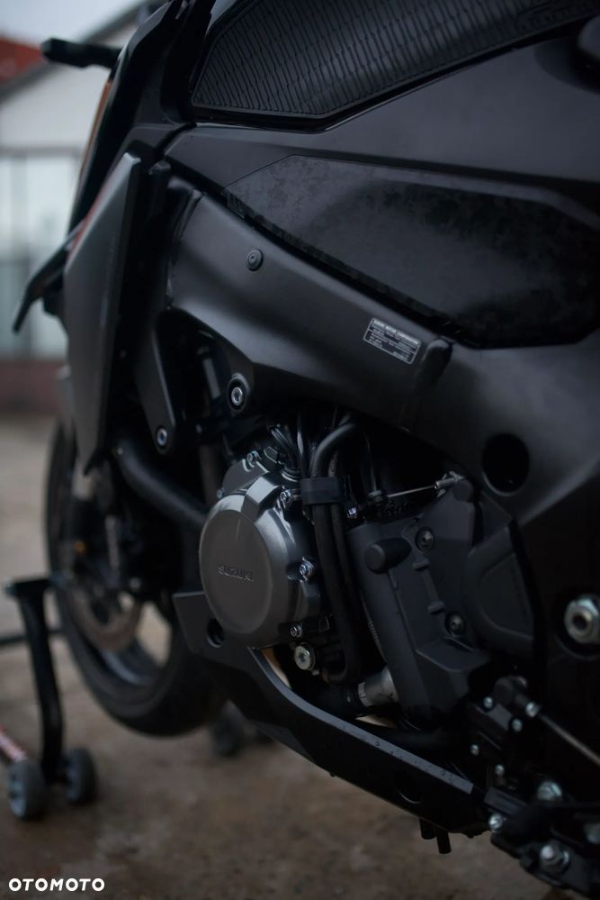 Suzuki GSX - 16