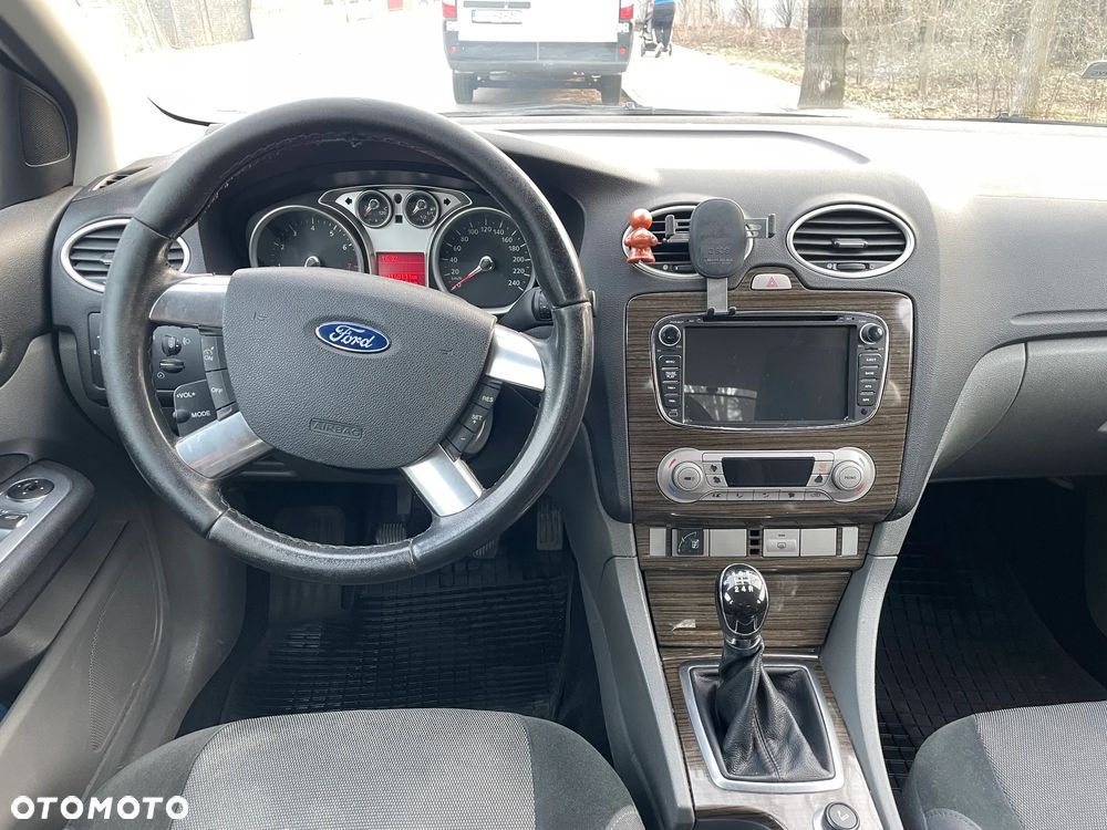 Ford Focus Ghia - 16