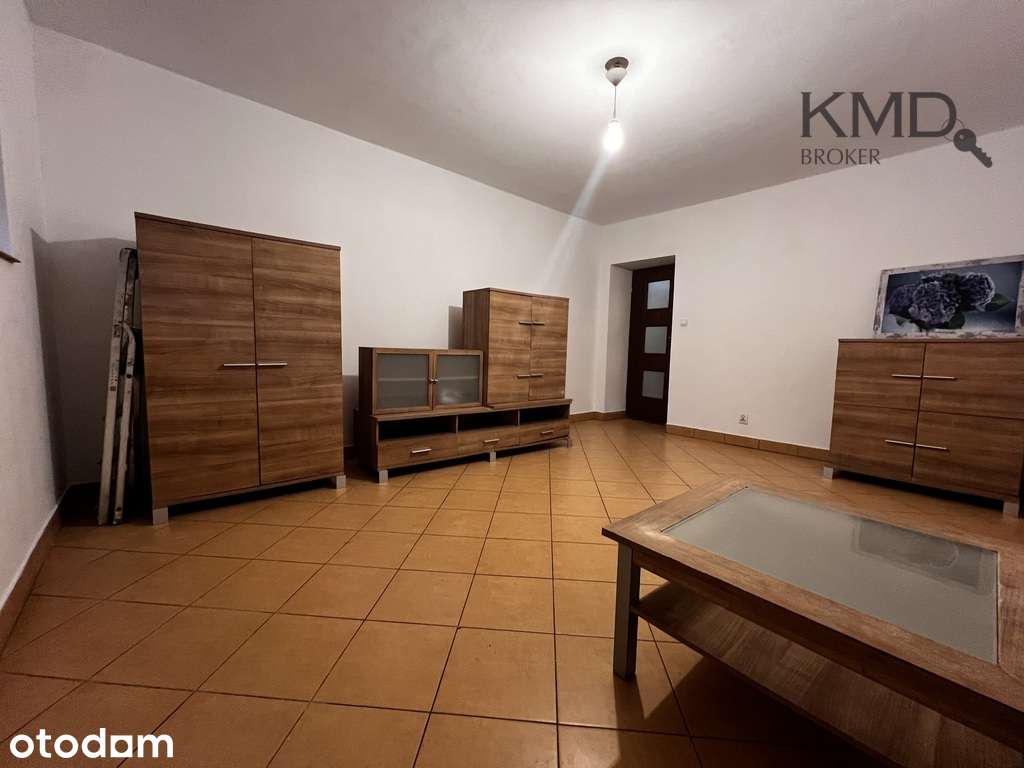 2 Pokoje w Suterenie, Centrum
