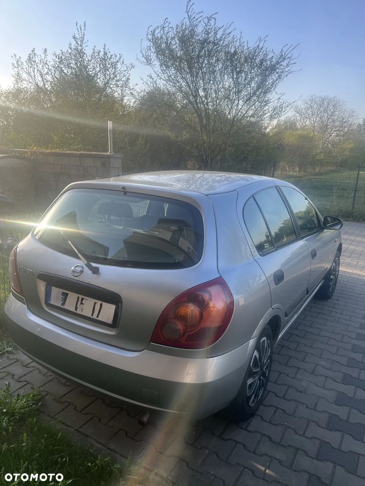 Nissan Almera 1.5 Base - 11