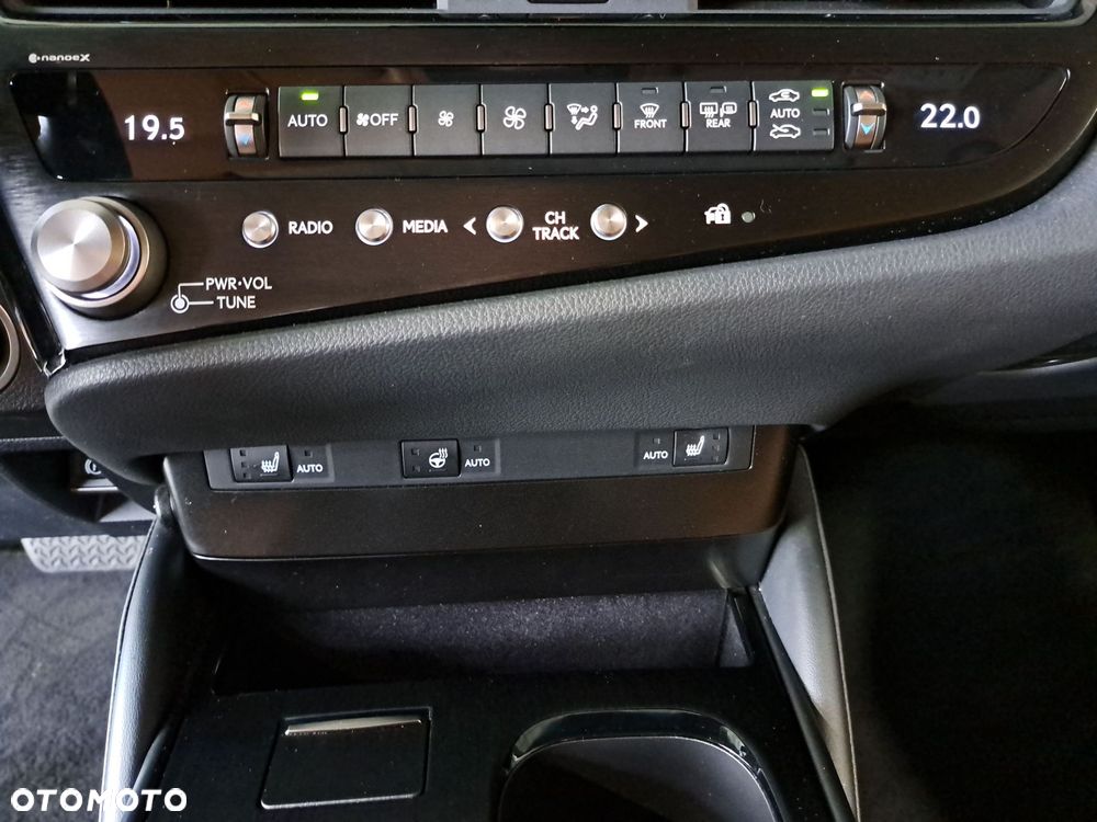 Lexus ES 300h Business Edition - 27