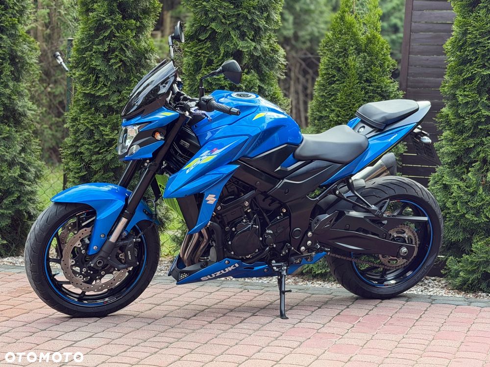 Suzuki GSX - 6