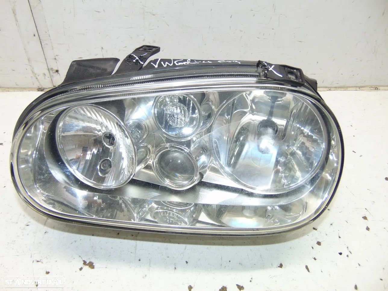 VW Golf 4 farol - 1