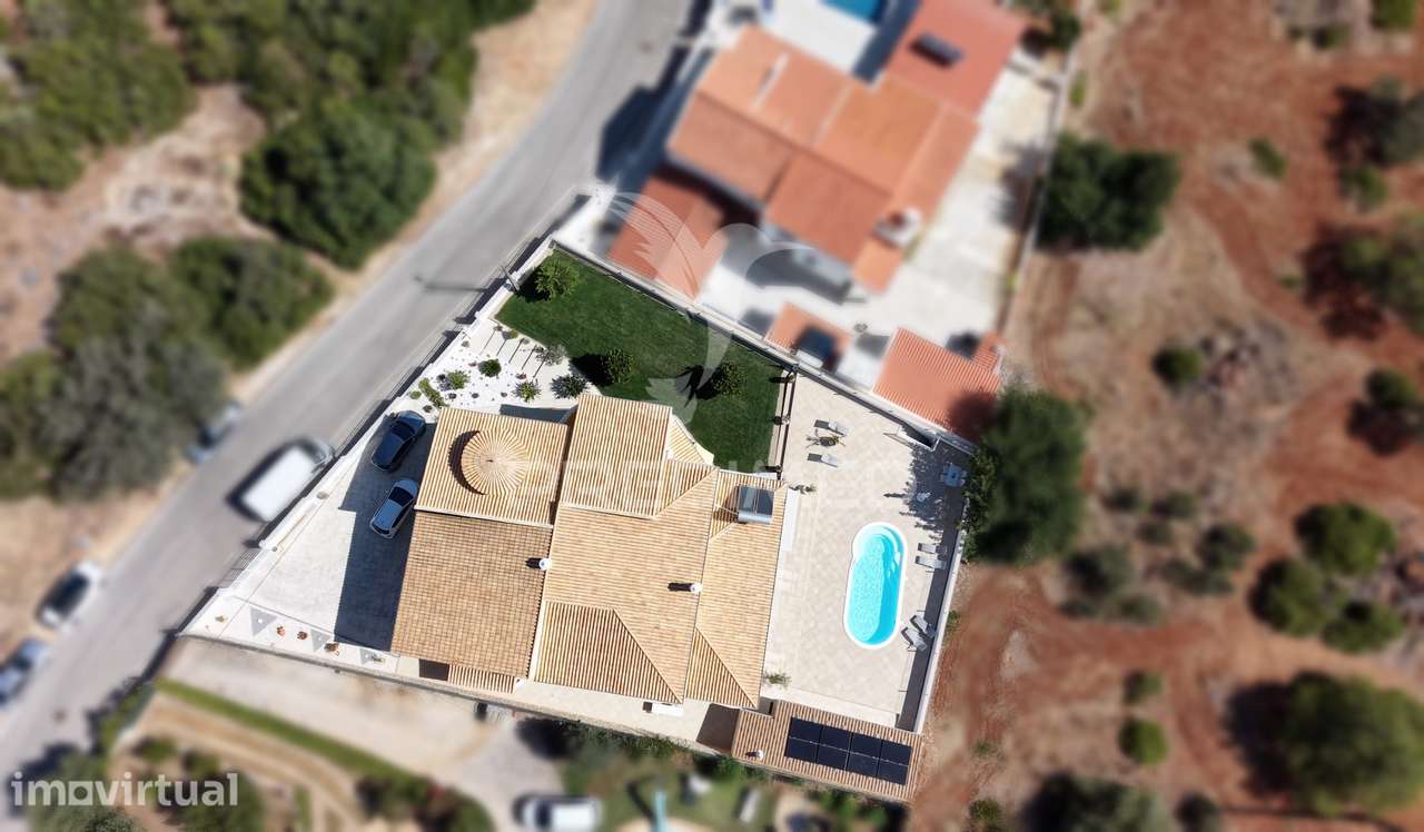 Moradia isolada com Piscina e garagem - Grande imagem: 3/40
