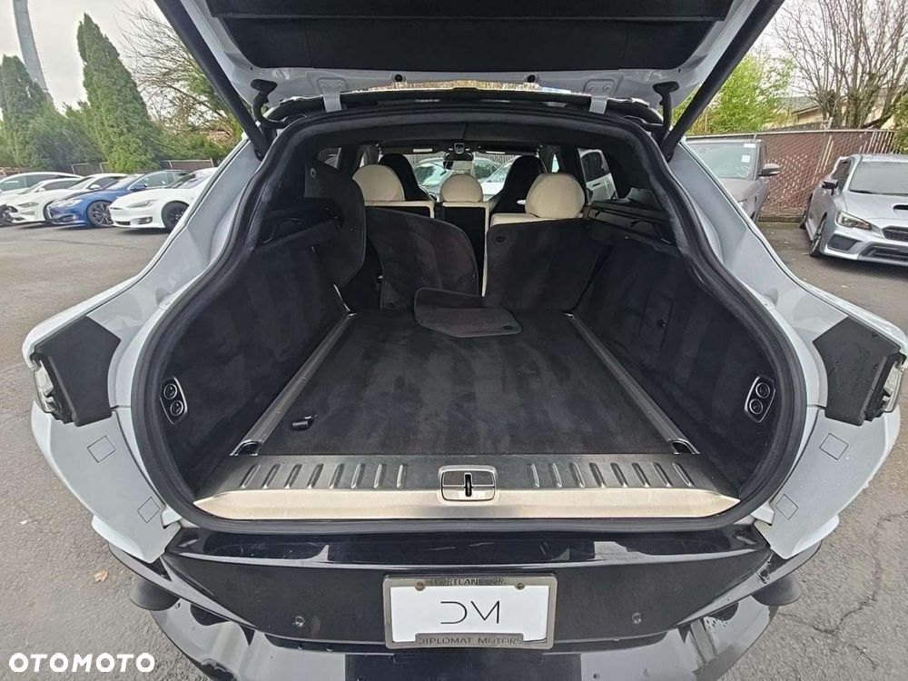 Aston Martin DBX - 11