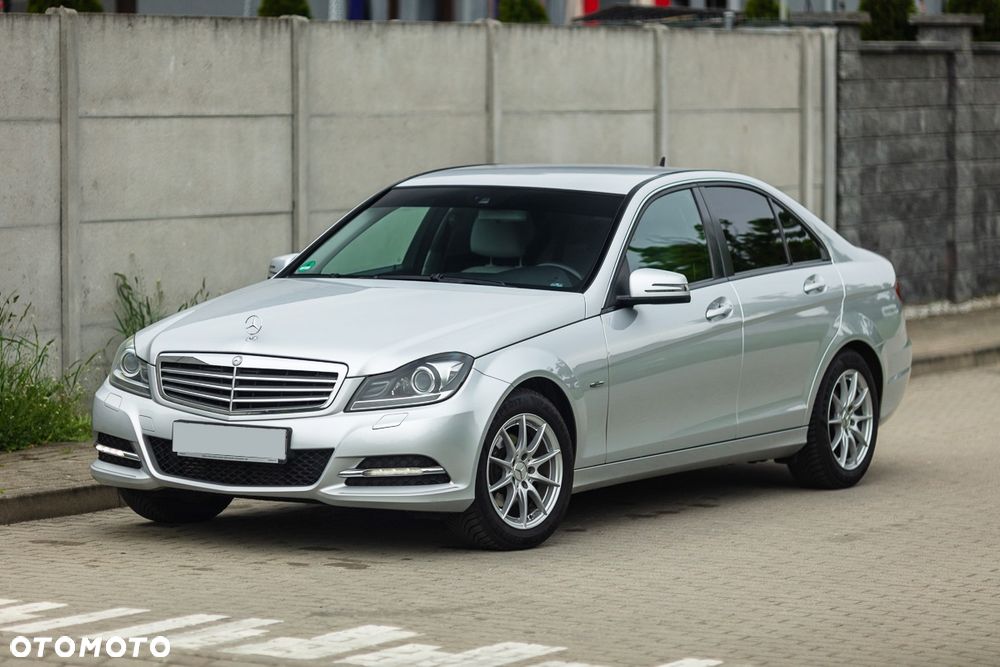 Mercedes-Benz Klasa C 200 CGI BlueEff Elegance - 4