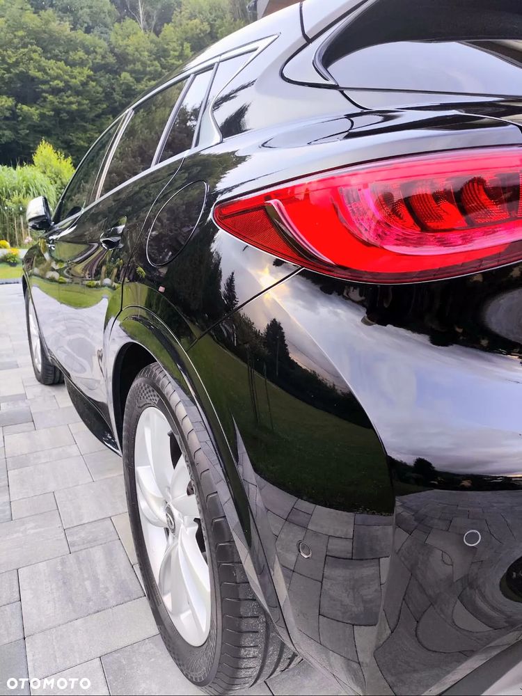 Infiniti Q30 1.5d Premium City Black - 16